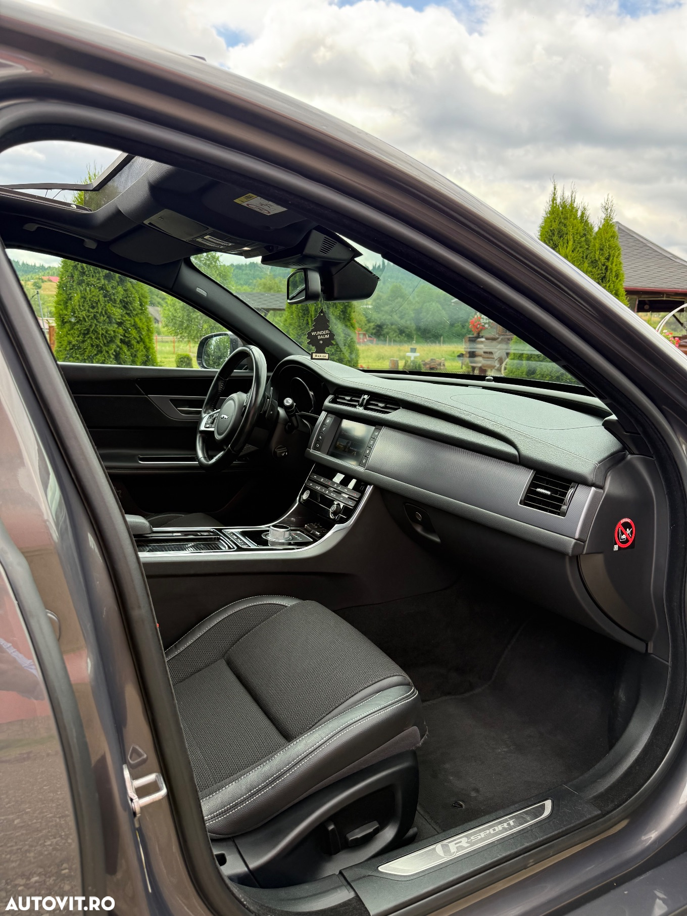 Jaguar XF 20d RWD R-Sport - 12
