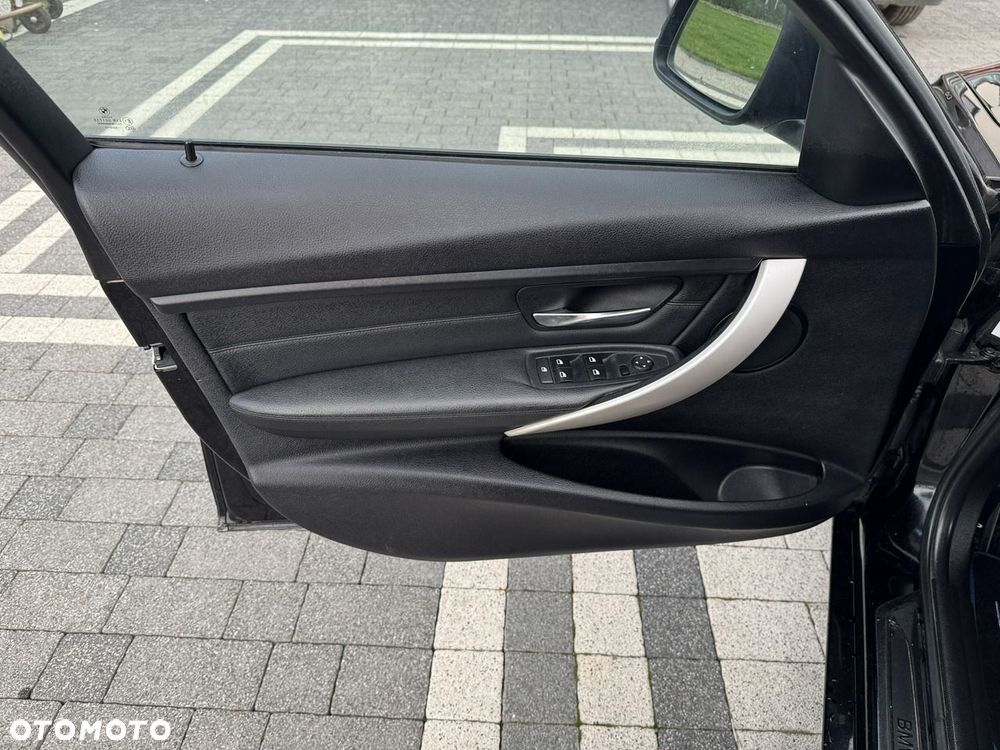 BMW Seria 3 318d Luxury Line - 25