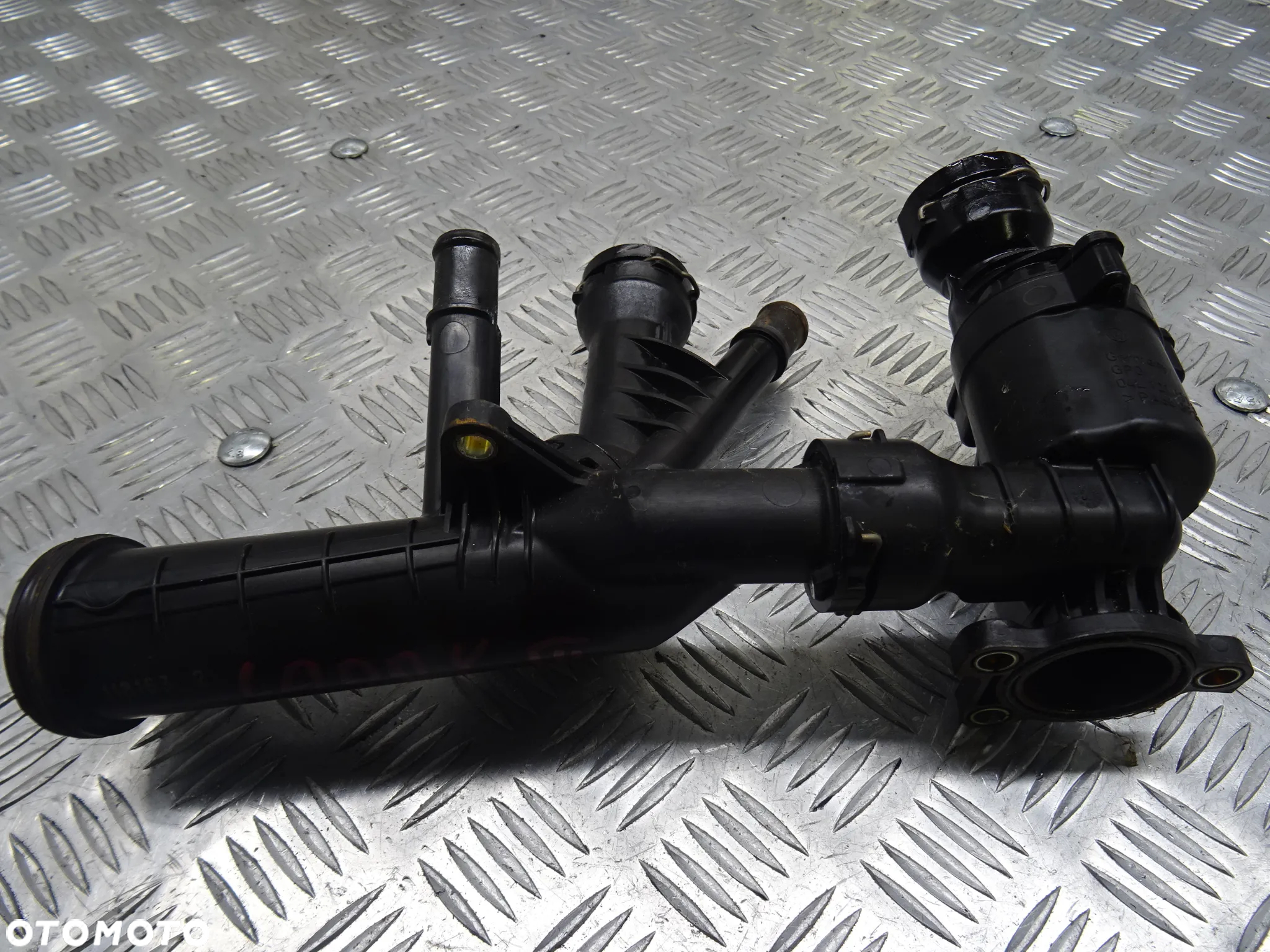 VW CADDY III LIFT 15-20 2K5 2.0TDI OBUDOWA TERMOSTATU KRÓCIEC - 2