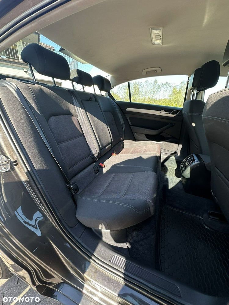 Volkswagen Passat - 32