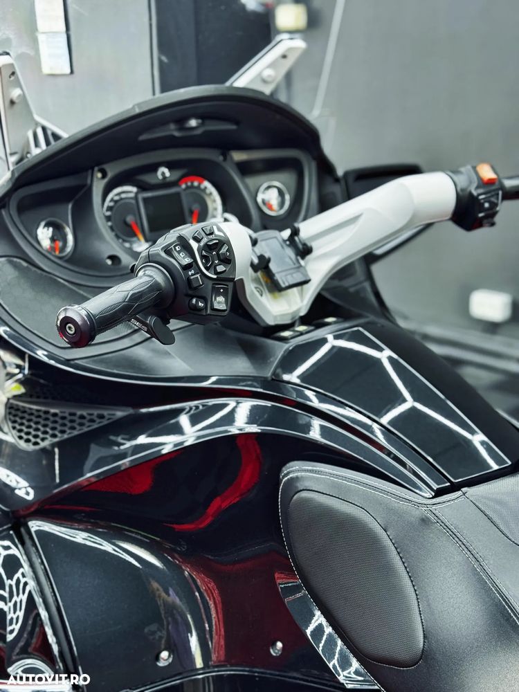Can-Am Spyder - 6
