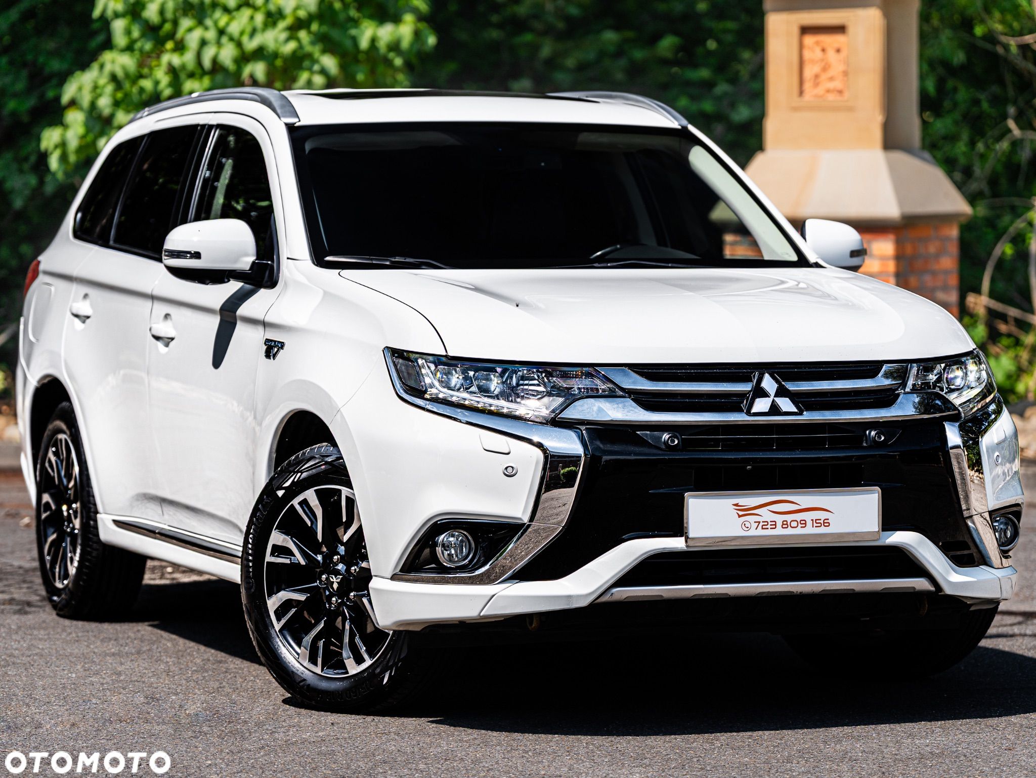 Mitsubishi Outlander 2.0 4WD Plug-In Hybrid Plus - 1