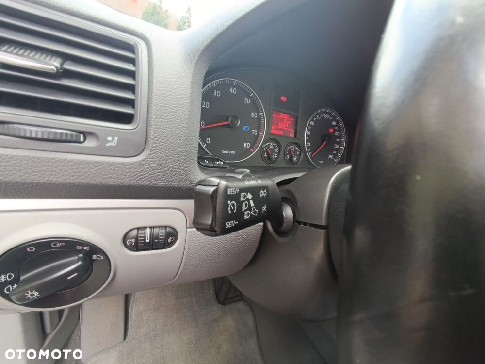 Volkswagen Golf 1.6 FSI United - 25