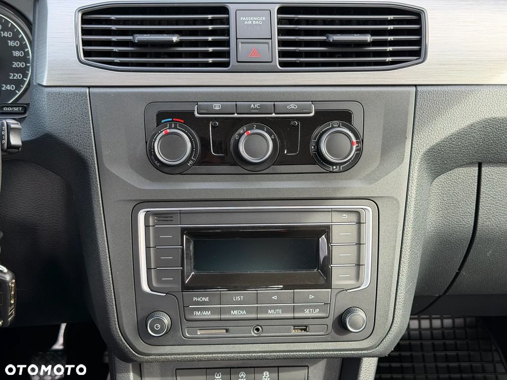 Volkswagen CADDY MAXI ORYGINAŁ KOMBI VAN MINIBUS 5 Osobowy 2x Boczne drzwi + tylne 2 skrzydłowe, Mocny 2.0TDI DFSD Euro6, Alarm, Czujniki cofania, Servotronic, Awaryjne ham.. ANB, Spec. wyciszenie, Bezwypadkowy pełen serwis ZADBANY ! Podwójne resory tylnej osi - WZMOCNIONE ZAWIESZENIE KOŁA 16' ! MODEL 2020 - 39