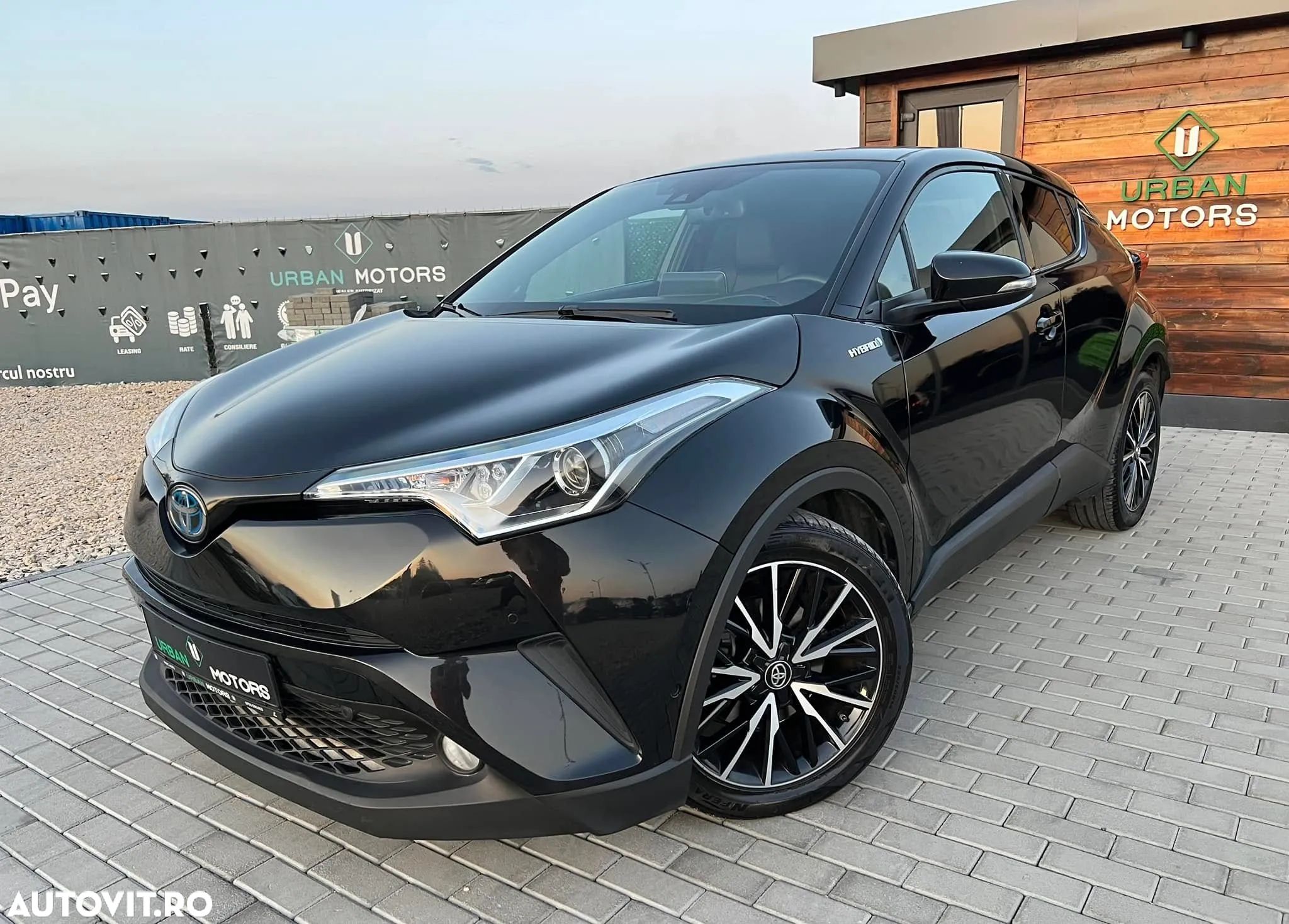 Toyota C-HR Hybrid Lounge - 1