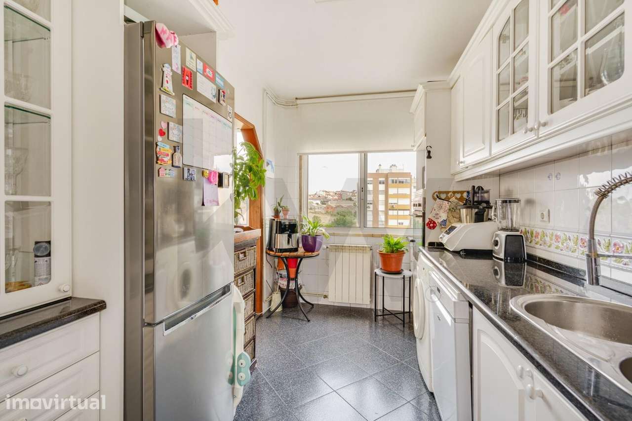 Venda Apartamento T3 com varanda em Alfornelos e perto do Metro
