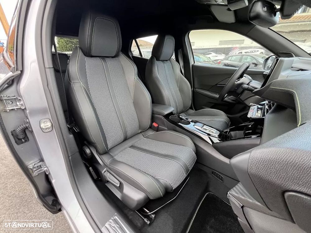 Peugeot e-2008 50 kWh GT - 29