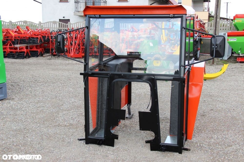 Kabina ciągnikowa do ciągnika MF 235 255 z błotnikami CE - 3