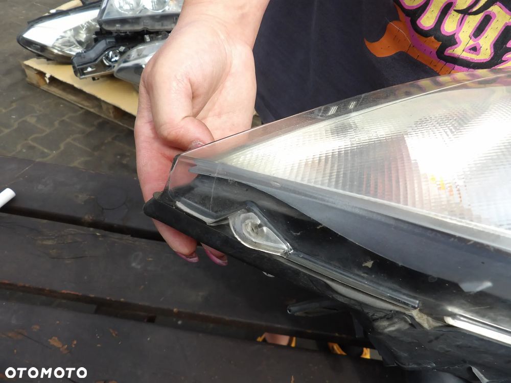 BMW - E87 - PRAWA LAMPA PRZEDNIA - URWANE USZY - UK - 7249652 - 4