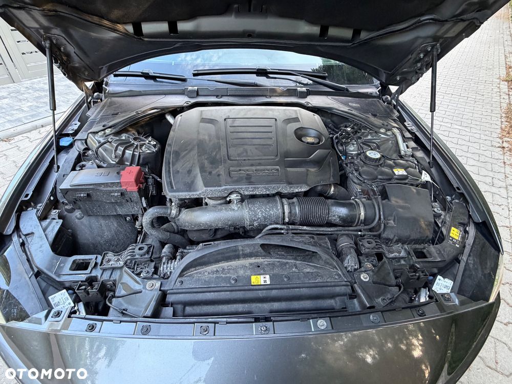 Jaguar XE 2.0 T R-Sport - 7