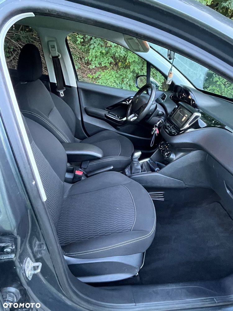 Peugeot 208 - 18