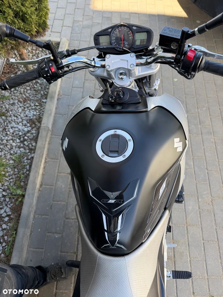 Suzuki GSR - 25