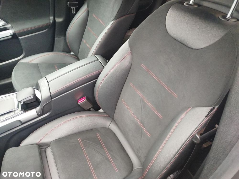 Mercedes-Benz GLB - 11