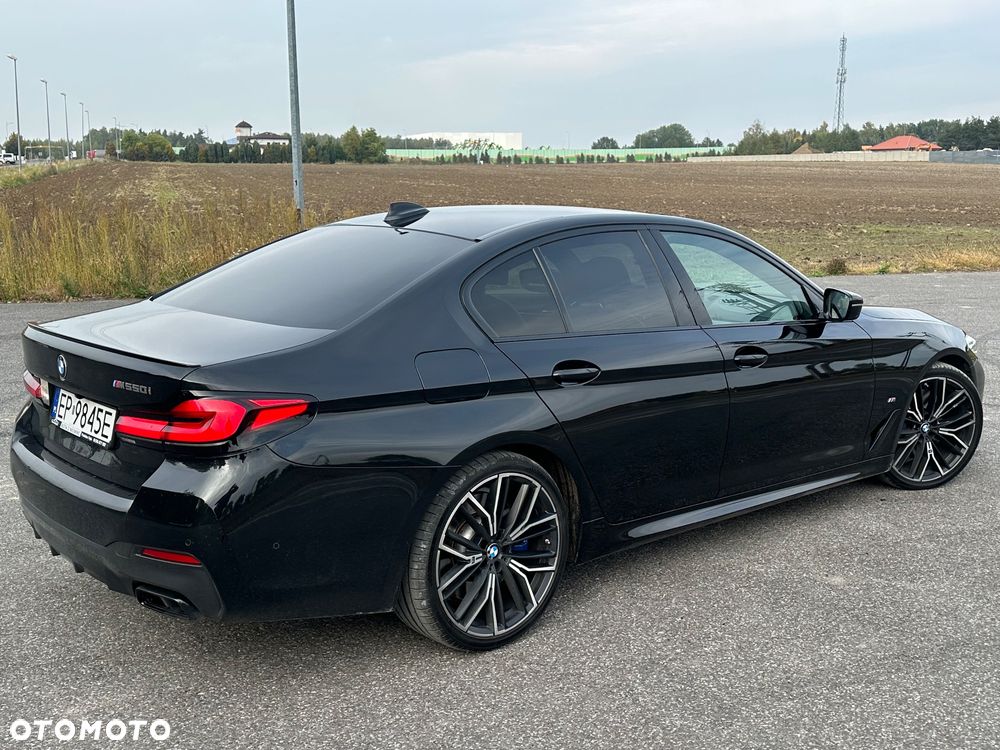 BMW Seria 5 M550i xDrive - 4