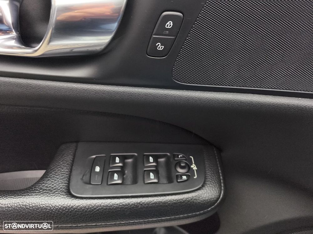 Volvo V60 2.0 D3 Momentum Geartronic - 21