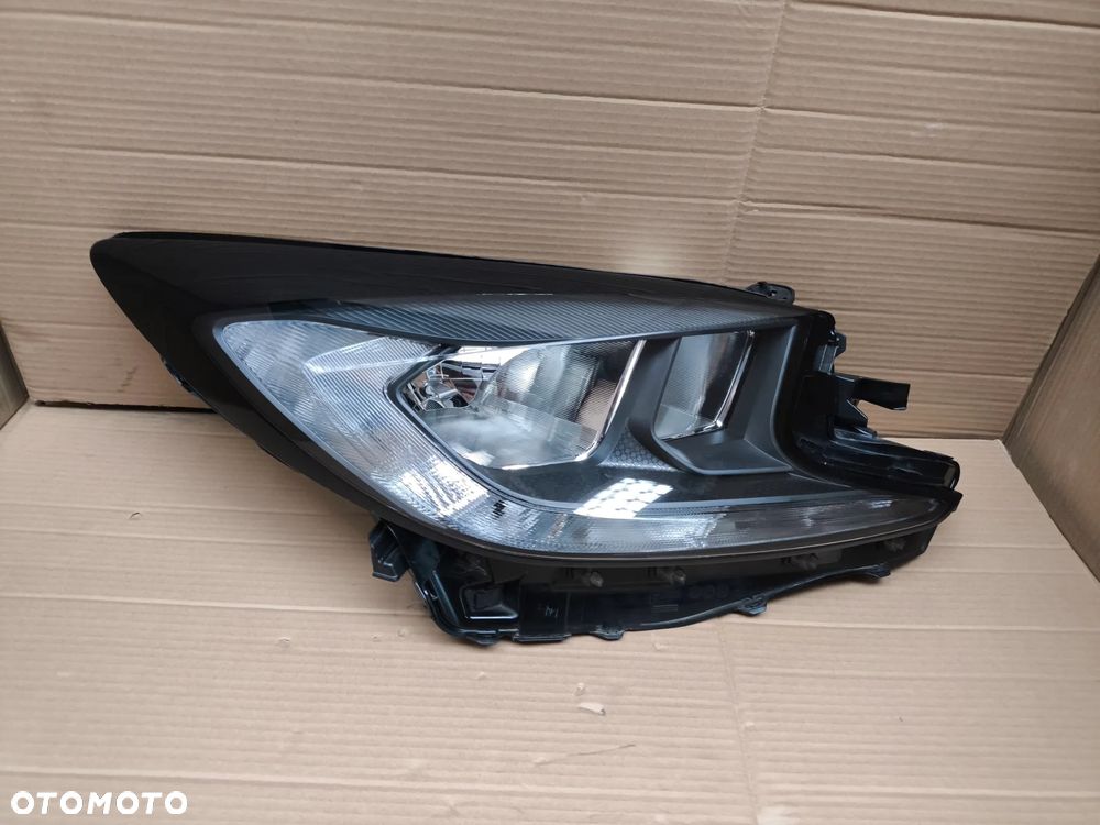 TOYOTA AYGO X LAMPA PRZEDNIA PRAWA EUROPA - 2