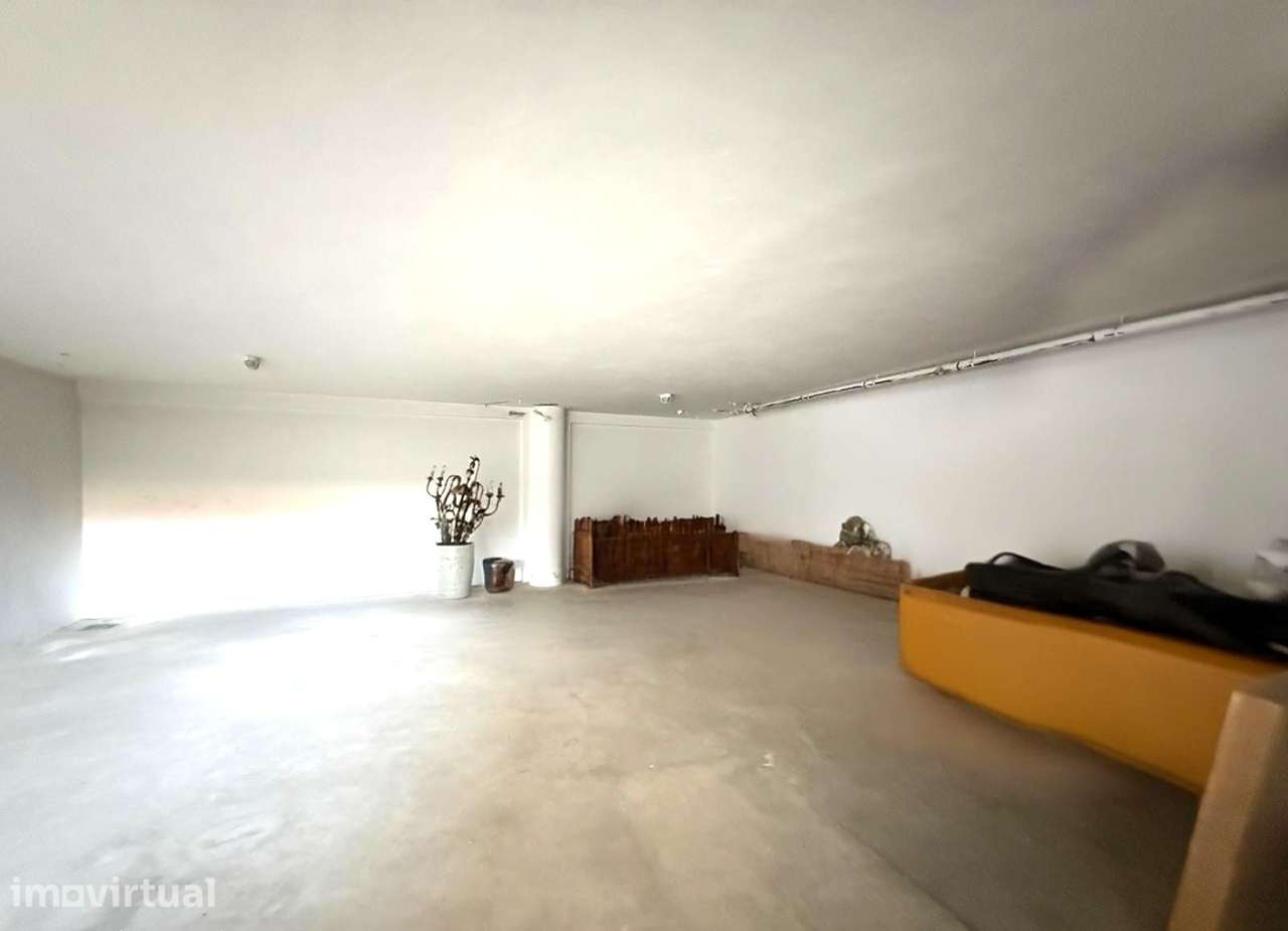 Garagem na cave de um prédio - Grande imagem: 3/8