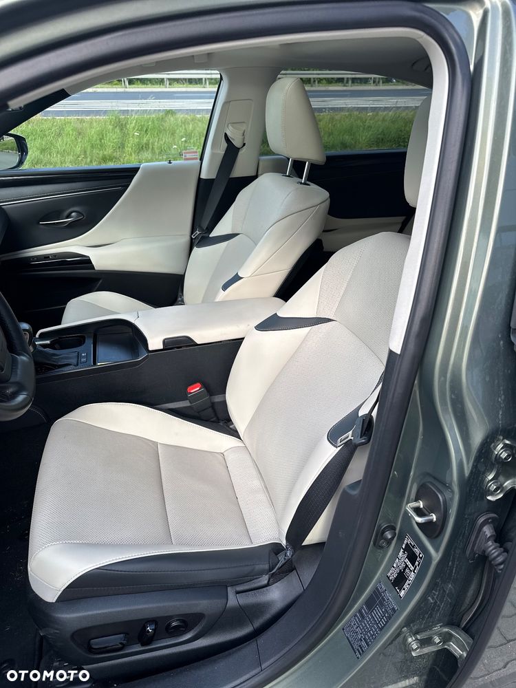 Lexus ES 300h Business Edition - 11