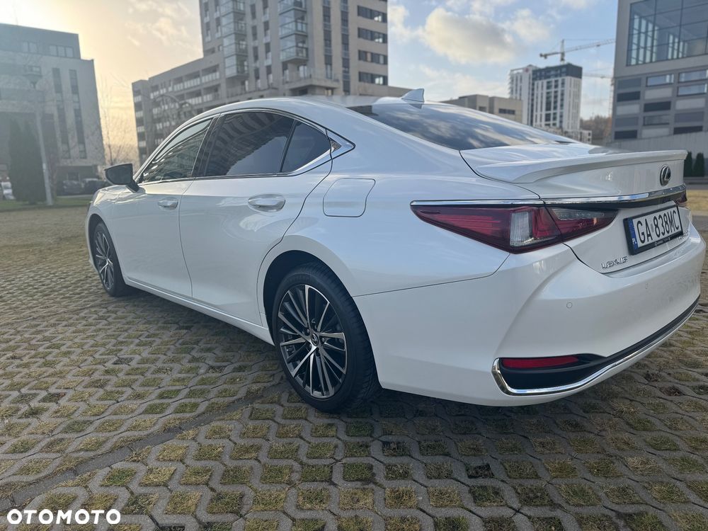 Lexus ES 300h Business Edition - 4