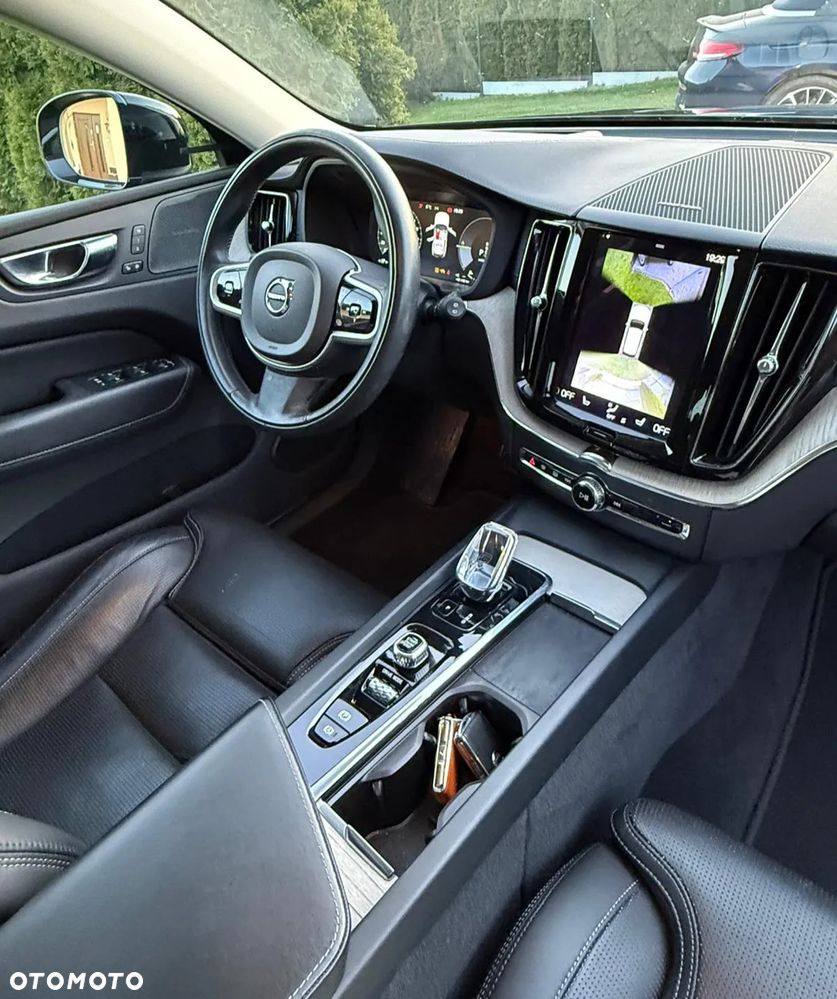 Volvo XC 60 T6 Plug-In Hybrid AWD Ultra Black Edition - 5