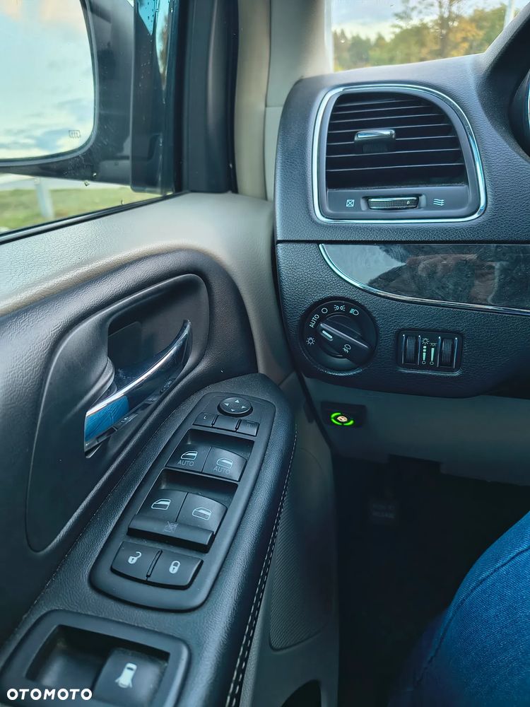 Chrysler Town & Country - 12