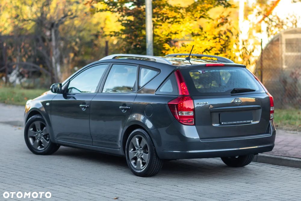 Kia Ceed 2010 photo 4