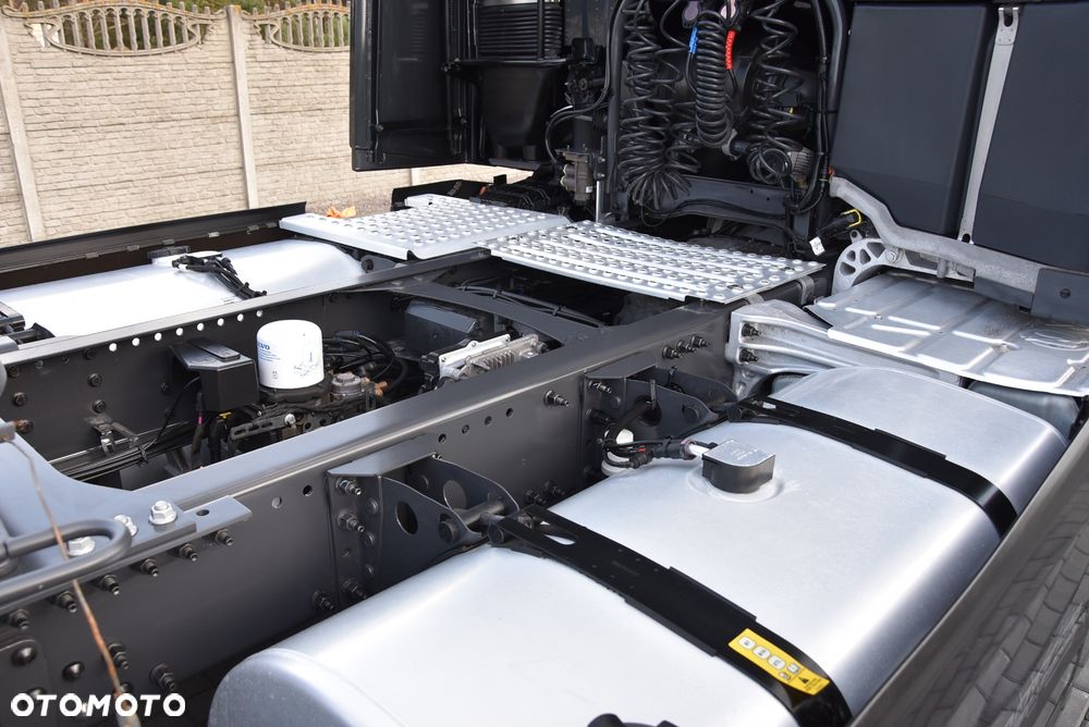 Volvo FH5 500 I-SAVE / GLOBETROTTER XL / FULL-LED / KLIMA POSTOJOWA / NAWIGACJA / KAMERY / TV / FULL OPCJA / LAKIER METALIC / ALUFELGI /SALON PL ! ! ! - 15