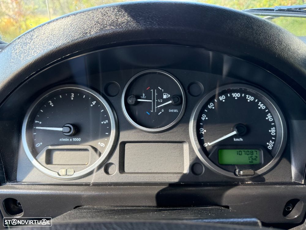 Land Rover Defender 90 2.4 CRD E - 19