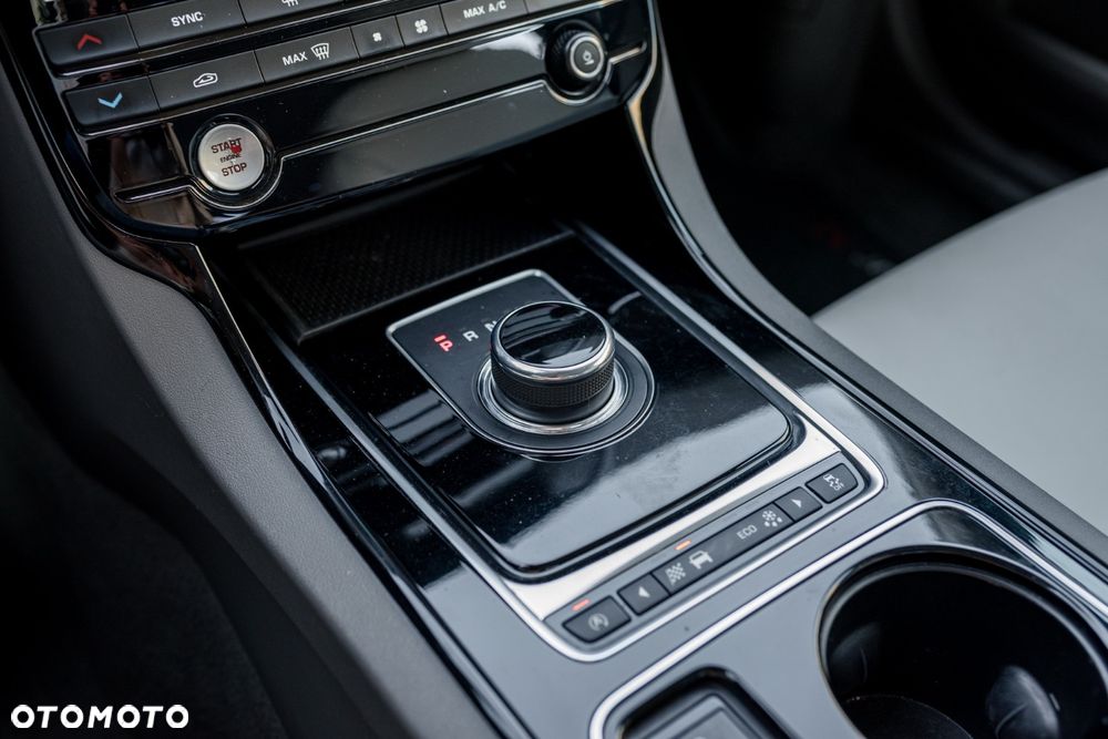 Jaguar XE 2.0 T Prestige - 31