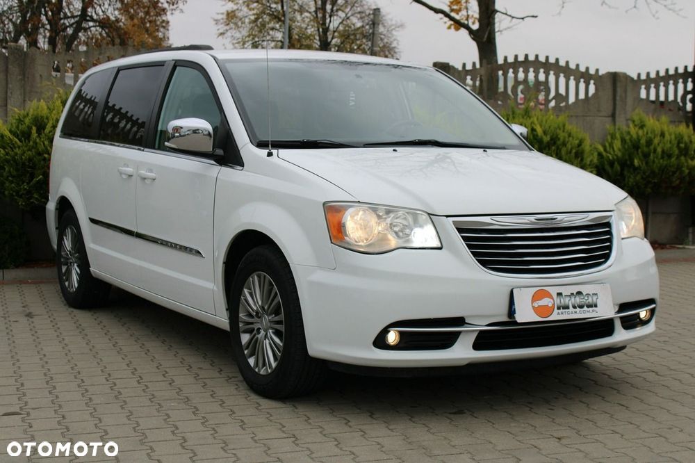 Chrysler Town & Country - 36