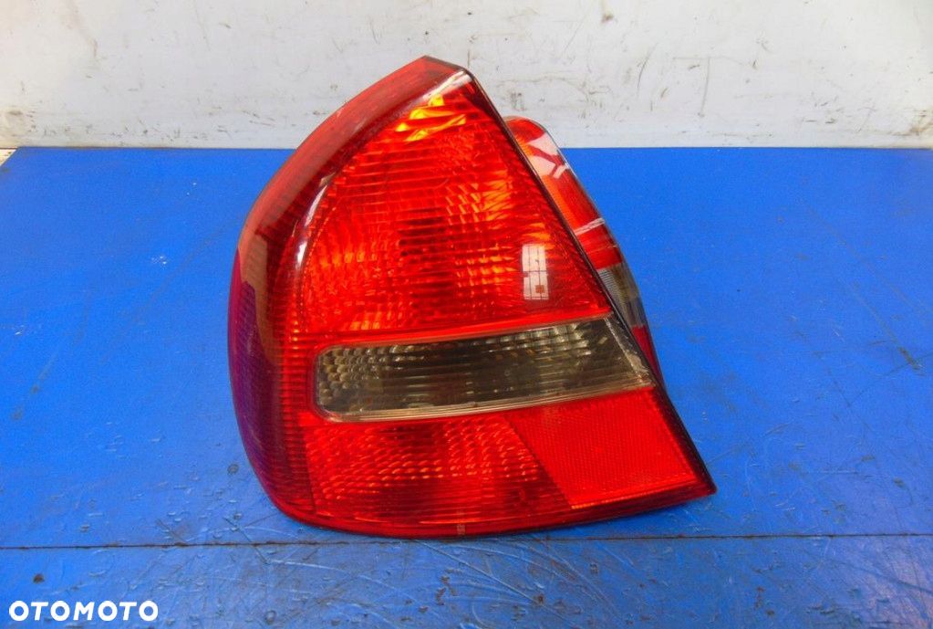 MITSUBISHI CARISMA 1.8 GDI LAMPA LEWA TYL - 1