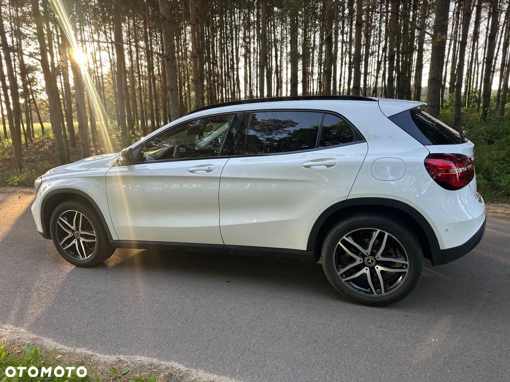 Mercedes-Benz GLA 180 7G-DCT Urban - 14