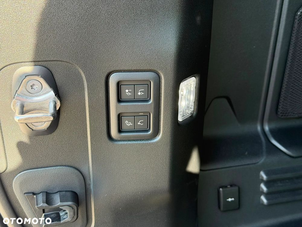 Land Rover Defender - 20