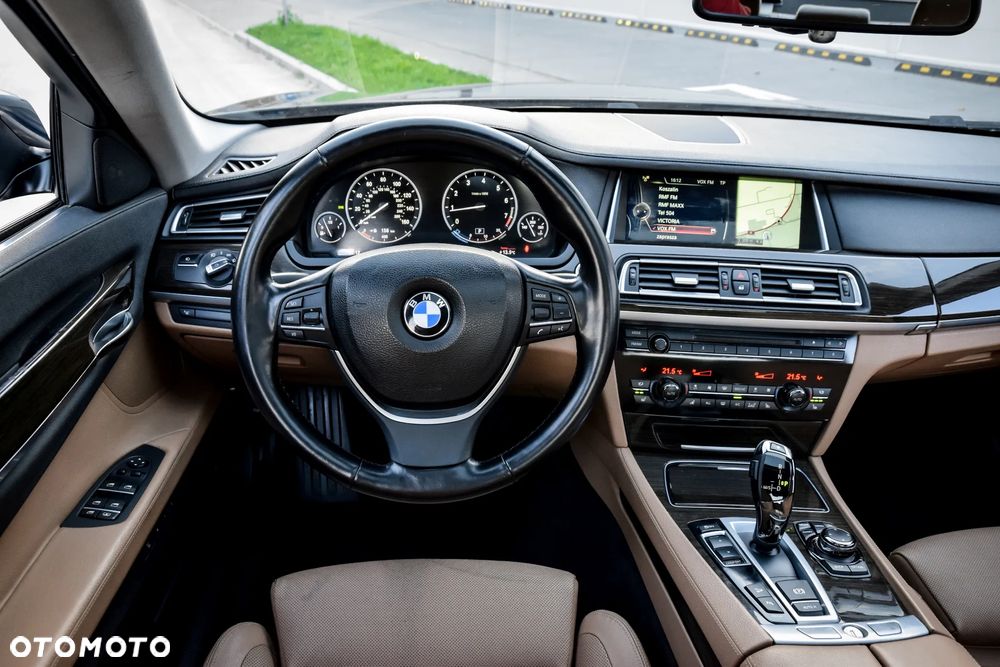 BMW Seria 7 740i L - 32