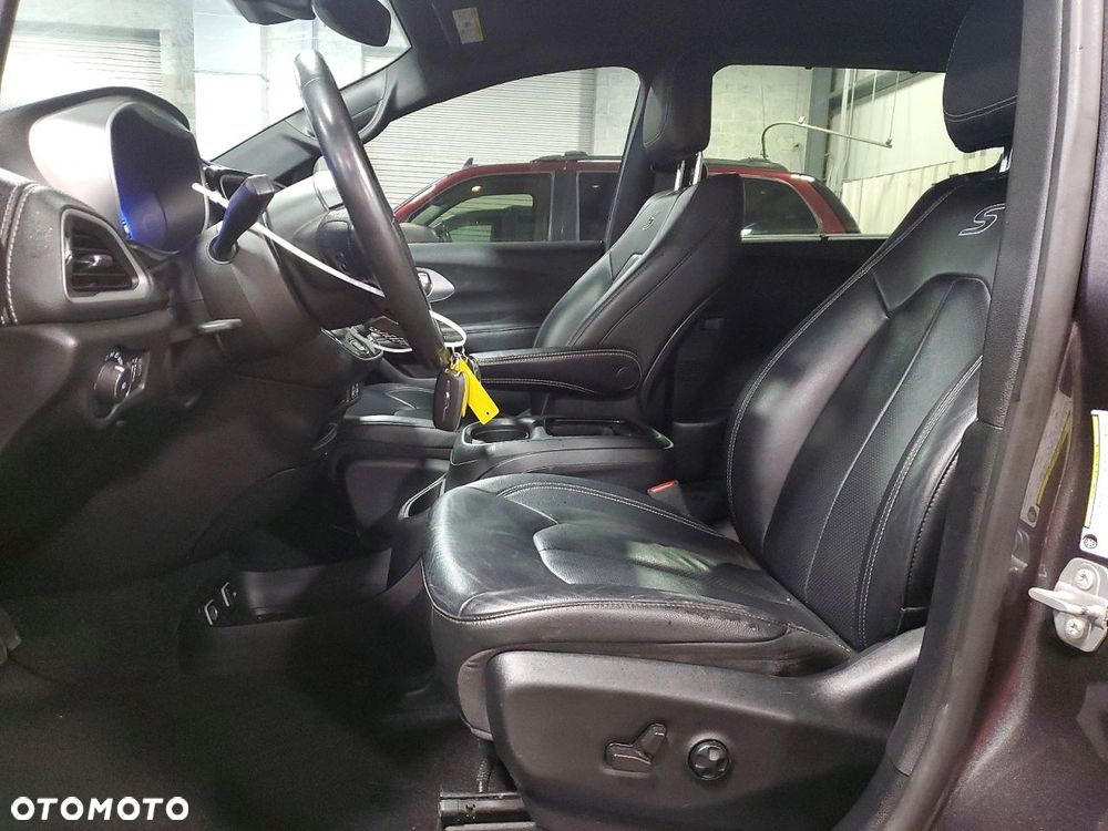 Chrysler Pacifica - 8