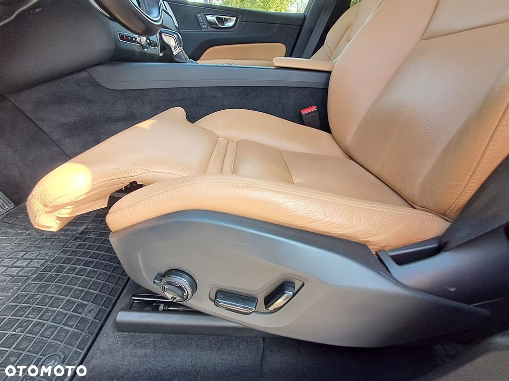 Volvo XC 60 T5 GPF Momentum - 34