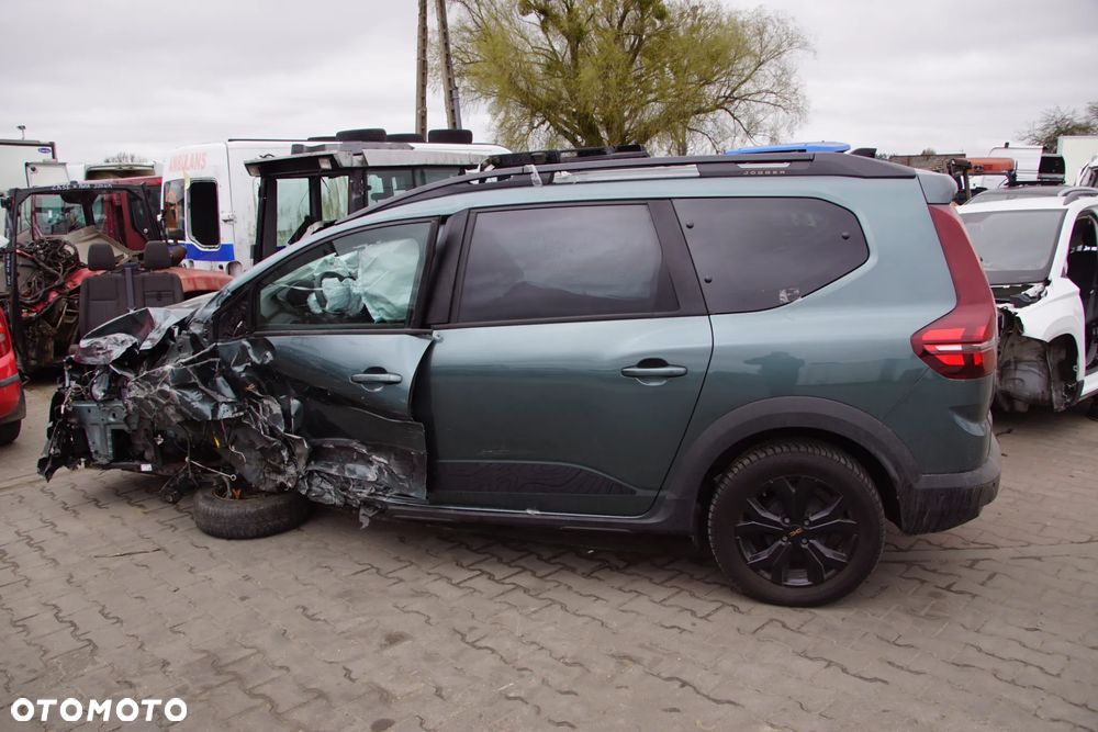 Auto na części - Dacia Jogger Lift 1.0 TCE 100 KM H4D480 TEDQK 2025R Silnik Skrzynia Drzwi Klapa Zderzak Błotnik Lampa Lusterko Klamka Szyba Deska Kokpit Sterownik Moduł Czujnik Licznik Wyświetlacz Panel Kierownica - 3