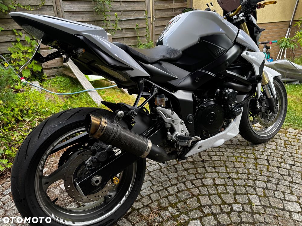 Suzuki GSR - 6