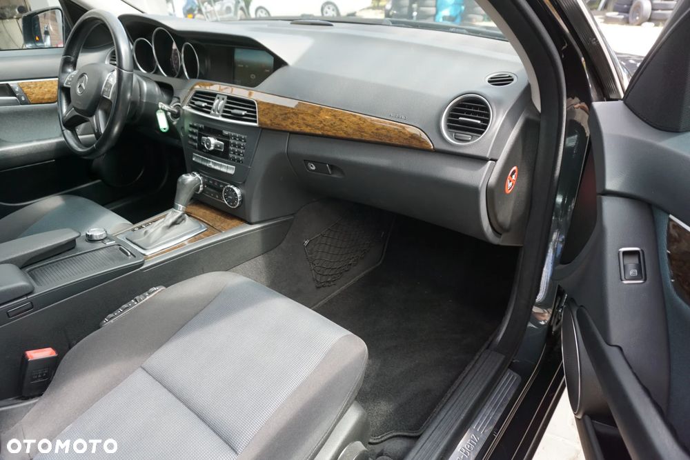 Mercedes-Benz Klasa C 220 CDI DPF Automatik BlueEFFICIENCY Special Edition - 16