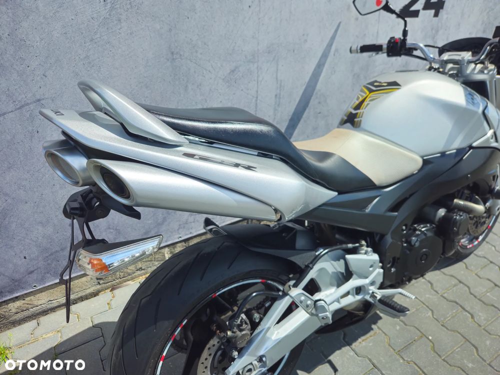 Suzuki GSR - 19