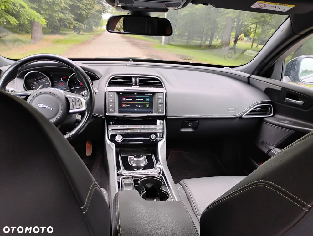 Jaguar XE 2.0 D AWD R-Sport - 13