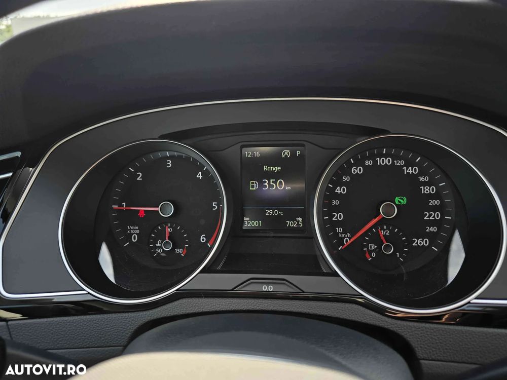 Volkswagen Passat - 12