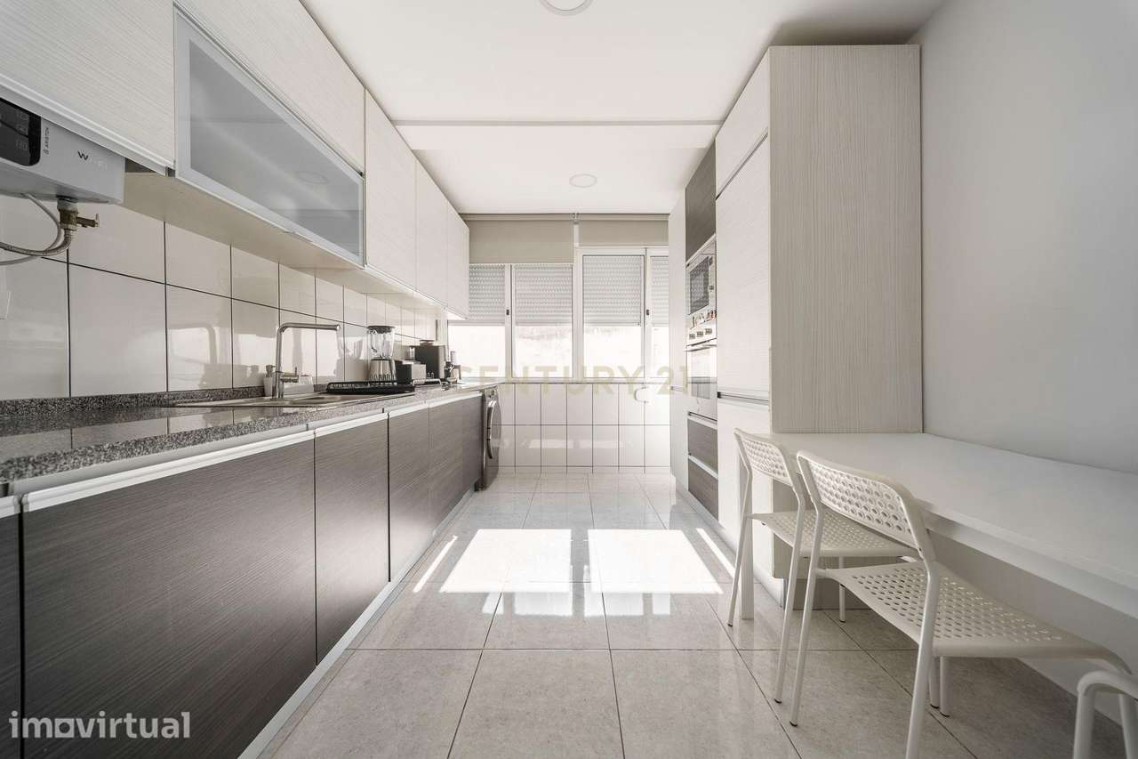 Apartamento T2 Renovado com Varanda e Arrecadação em São João da Talha - Grande imagem: 5/18