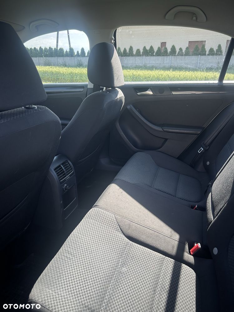 Volkswagen Jetta - 4