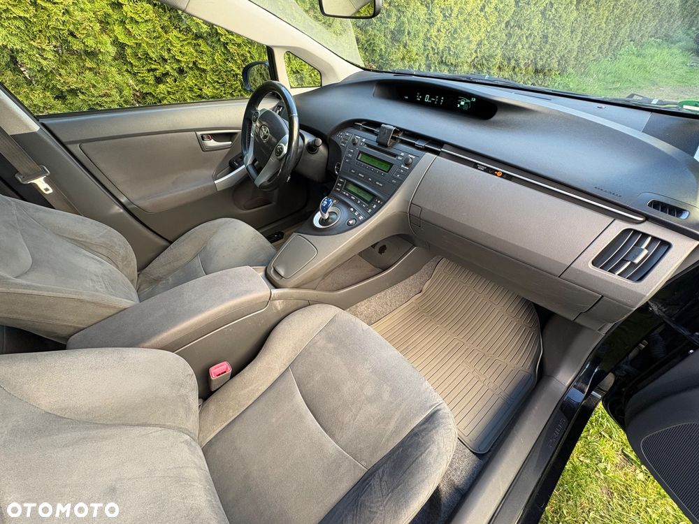 Toyota Prius (Hybrid) - 6
