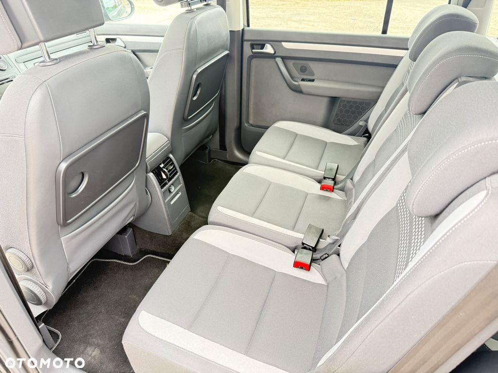 Volkswagen Touran 2.0 TDI DPF STYLE - 24