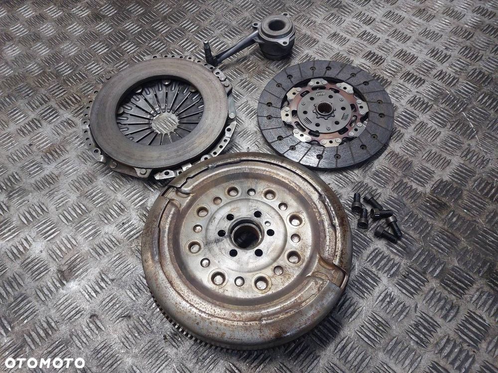 KOŁO DWUMASOWE + TARCZA + DOCISK + ŁOŻYSKO OPOROWE AUDI A3 8P 2.0 TDI - 6