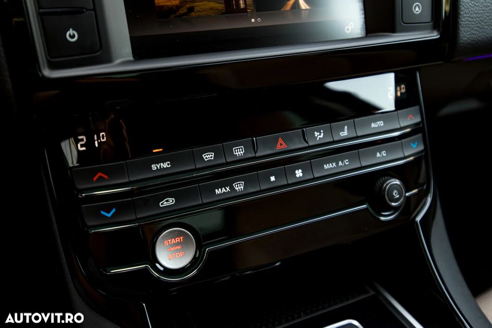 Jaguar XE 2.0 Pure - 23