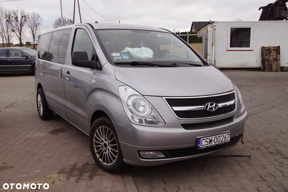Auto na części - Hyundai H1 II 2.5 CRDI 170 KM D4CB YCQA2 P2S 2012R Silnik Skrzynia Drzwi Maska Błotnik Zderzak Klapa Lusterko Klamka Szyba Deska Kokpit Sterownik Moduł Czujnik Licznik Panel Kierownica - 8