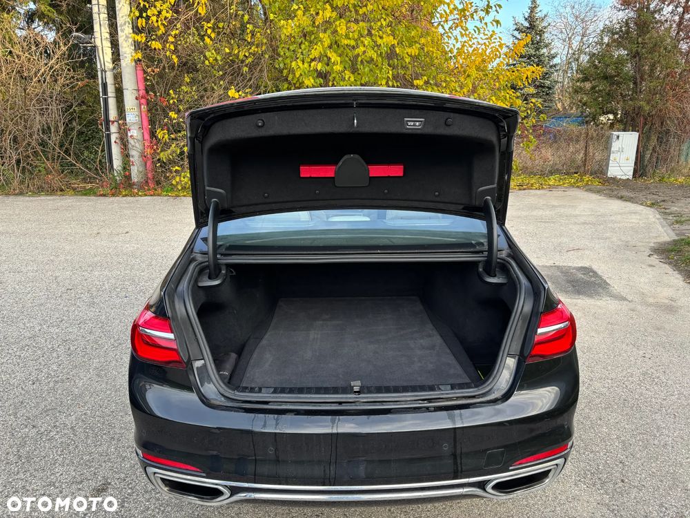 BMW Seria 7 750Li xDrive - 13